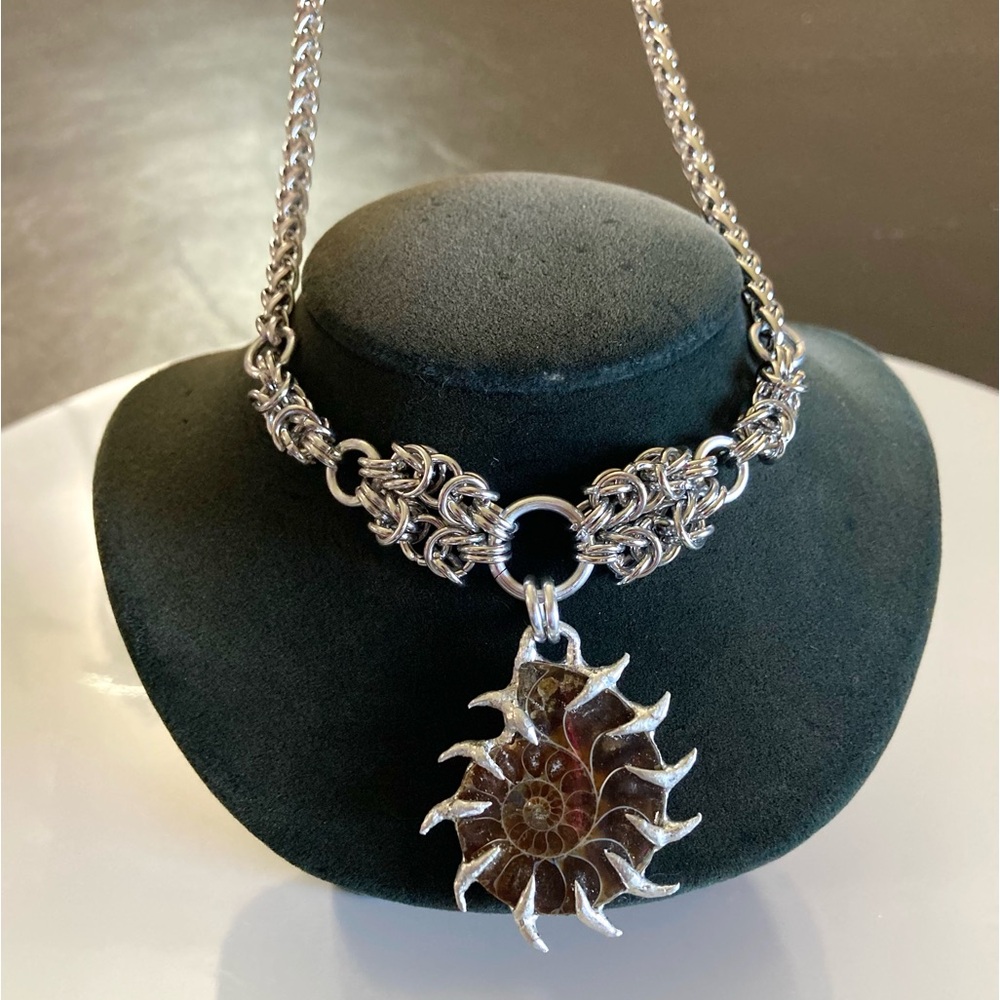 Genuine ammonite fossil shell with spikes on maille silver boho choker necklace - Picture 5 of 13